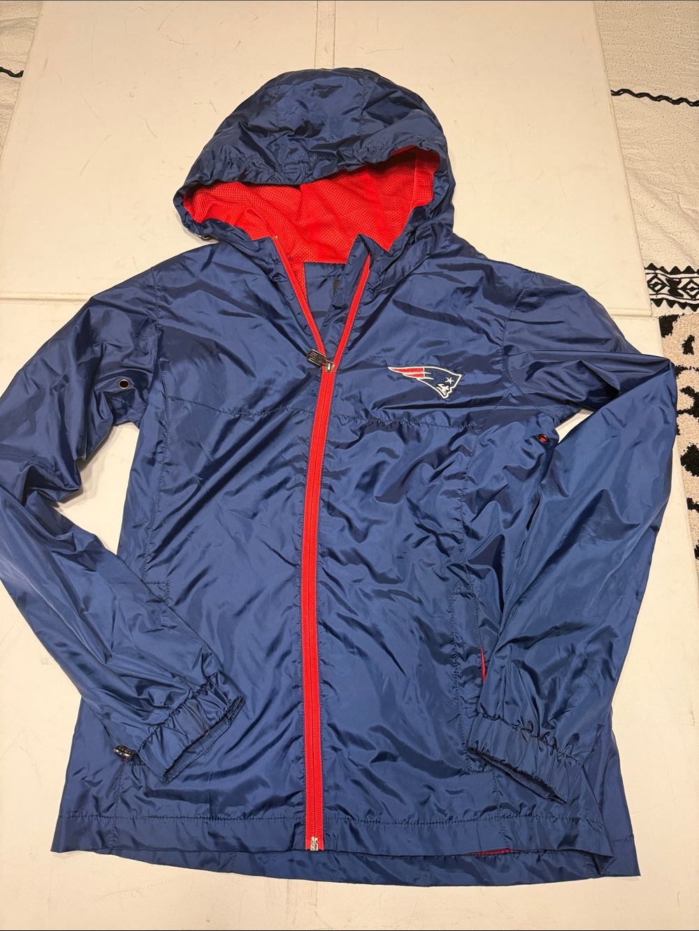 New England Patriots Pro Line Hooded Windbreaker Jacket Men’s Small Blue Red